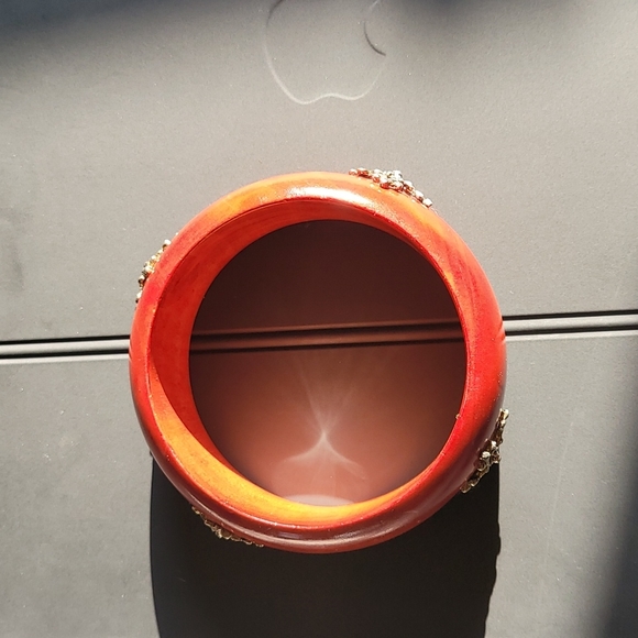 Red bamboo bracelet with cross embellishments - Picture 2 of 3